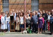 Group Photograph with Mirrors